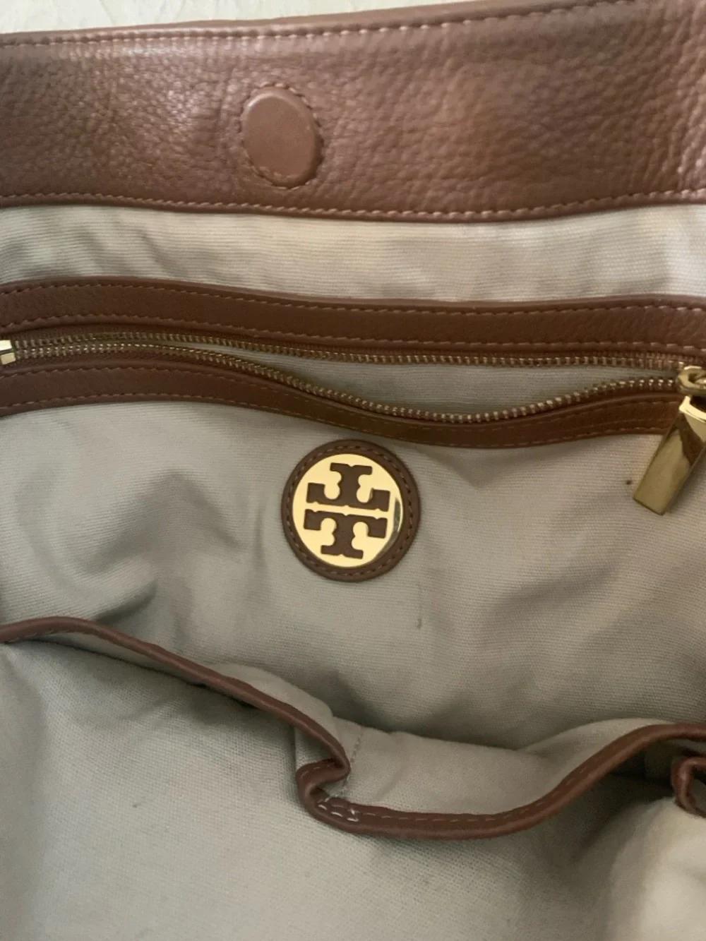Tory Burch Brown Leather Shoulder Bag with Gold Logo - Picture 7 of 10